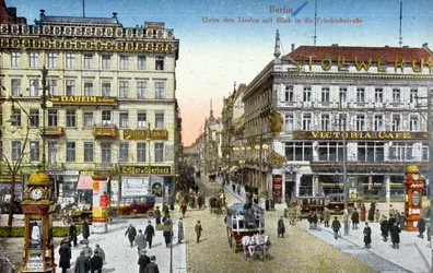 Postal retratando o Unter den Linden e a Friedrichstrasse em Berlim, c.1910 (foto colorida)