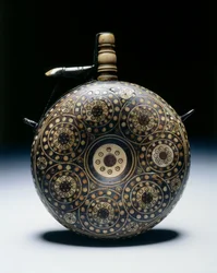 Frasco de pó, c.1620-50 (nogueira com chifre, osso, latão e ferro)