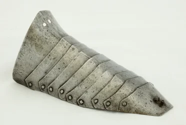 Right Sabaton, c.1490, restaurado 1850-1925 (aço e couro)
