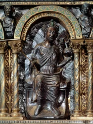 Sarcófago de Carlos Magno (742-814). Representação do Imperador Othon IV de Brunswick (v. 1175-1218). 1165-1215. Alemanha. Capela Palatina da catedral de Aachen.