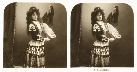 Cartão estereoscópico representando uma jovem mulher em traje tradicional espanhola da área de Aragão, c.1900 (foto sépia)