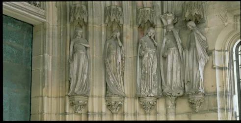 As cinco virgens tolas, figuras de jamba do Portal do Paraíso, figuras esculpidas c.1250, varanda construída c.1350 (ver também 173982 e 173984)