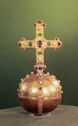 O orbe imperial dos imperadores do Sacro Império Romano, Alemanha Ocidental, finais do século XII (massa resinosa coberta com folha de ouro, decorada com pérolas)
