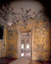 A sala de descanso que leva até o Salão dos Espelhos, projetado por François Cuvillies (1695-1768), com obras de estuque de Johann Baptist Zimmermann (1680-1758), 1734-37