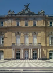 O pátio de mármore, projetado por Georg Carl Heinrich von Dollmann (foto)