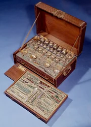 Kit Cirurgia de Viagem e Farmácia. 1640. Augsburg. Artes Decorativas, Paris.