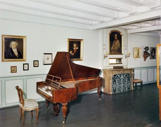 Vista de uma sala com um piano de cauda pertencente a Ludwig van Beethoven (1770-1827)