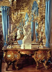 Escrevendo mesa e estátua de Luís XV na sala de espelho