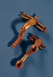 Dois broches curvos, de Hassleben, Thuringia (ouro e gemas)