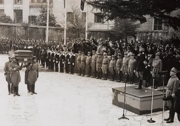 Benito Mussolini preside o funeral de um soldado Garibaldi (foto a p/b)