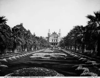 Vista frontal do Casino de Montecarlo vista do lado do jardim