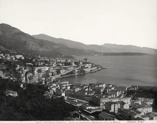Vista de Condamine e Montecarlo, duas cidades povoadas com vista para o mar. A fotografia foi tirada do Mónaco.