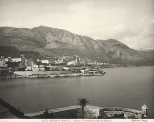 Vista de Montecarlo, resort com vista para o Mar da Ligúria. Os Alpes Marítimos erguem-se ao fundo. A fotografia foi tirada do Mónaco.