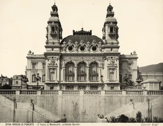 Vista da fachada do Teatro de Montecarlo, desenhada por Charles Garnier. Mónaco
