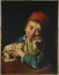 Um garoto de metade do comprimento, de jaqueta azul e chapéu vermelho, segurando um pug em uma almofada