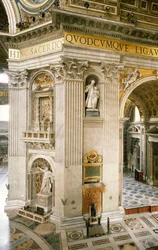 Decorações de Gian Lorenzo Bernini (1598-1680) no primeiro pilar à direita, um dos quatro pilares de suporte da cúpula da Basílica de São Pedro, Roma, Cidade do Vaticano