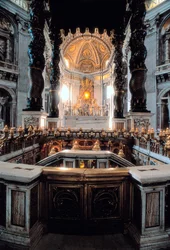 Vista do baldaquino do altar-mor concebido por Gian Lorenzo Bernini (Bernini), Basílica de São Pedro (Basilica San Pietro) em Roma, Itália