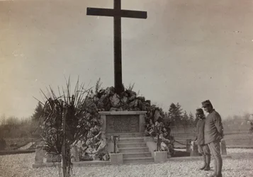 Álbum "Fotos da Segunda Guerra": memorial de guerra em Gradisca (foto a p/b)