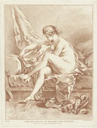 Mulher nua sentada numa cama com flores