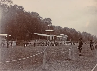 Polícia num hipódromo durante uma corrida de cavalos