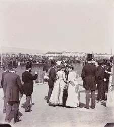 Hipódromo dos espectadores no Parque Cascine: Giovanni Fabbroni, o marquês Eugenio Niccolini e a sua esposa, a condessa Guicciardini, L. Manara