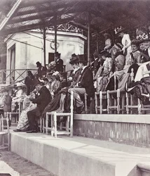 Espectadores do hipódromo no Parque Cascine: a Condessa Cenami com as suas filhas, Levi, Conte Gondi, a Sra. Van der Keim e a enteada