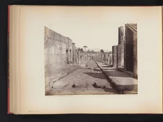 Gezicht op de Strada della Abbondanza te Pompeï, Italië
Strada della Abbondanza Pompeia (título sobre o objecto)