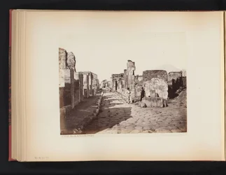 Vista da Strada di Sallustio em Pompeia, Itália Strada di Salustio. Pompeia (título no objeto)