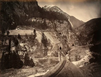 Um trecho da Estrada de Ferro San Gottardo em Faido