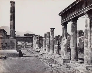 Colunata oriental do Templo de Vénus Pompeia em Pompeia