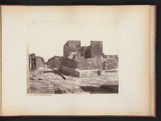 Gezicht op de Tempio della Fortuna Augusta te Pompeï, Italië
Templo da Fortuna Pompeia (título sobre o objecto)