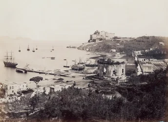 Panorama do pitoresco Golfo da Baia (Nápoles), pontilhado de veleiros. Em primeiro plano, em frente ao pequeno cais, encontra-se o Templo de Vénus. No fundo, empoleirado num promontório, está o Castelo do Vice-Rei do século XVI.