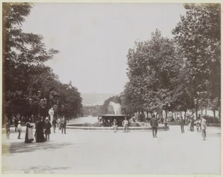 Praça com uma fonte e pessoas a passear em Nápoles