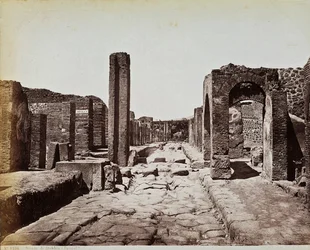 Ruínas estruturais ao longo da Strada di Stabia, no sítio arqueológico de Pompeia