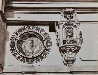 O quadrante da Torre do Relógio em Berna, por Kaspar Brunnen (1527-1530). Ao lado do relógio astronômico uma bancada que contém estatuetas que são ligadas pelo mecanismo do próprio relógio quatro minutos antes de bater a hora.