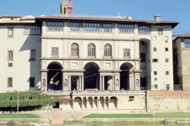 Fachada da Galeria Uffizi no Arno