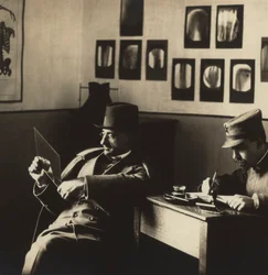 Alfredo Trombetta radiologista com um homem de uniforme militar, no departamento de radiologia do Hospital Militar de Campobasso.