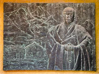 Placa memorial de Ekai Kawaguchi celebrando o primeiro visitante japonês ao Nepal (1899), Boudhanath Stupa, Kathmandu, Nepal (foto)