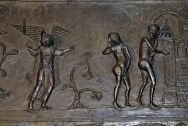 Arte Otomoniana: Adão e Eva expulsos do Paraíso. Por volta de 1015. Escultura numa das portas de bronze da Catedral de Santa Maria em Hildesheim (Alemanha).