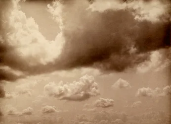 Um céu com grandes nuvens. A silhueta das colinas pode ser feita abaixo