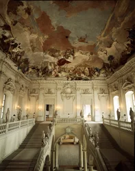 Vista da grande escadaria e do teto decorado por Giovanni Battista (Giambattista) Tiepolo (1696-1770), representando a Alegoria dos Cinco Continentes. 1753, Palácio de Würzburg, realizado pelo arquiteto Johann Balthasar Neumann (1687-1753), Alemanha