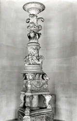 Candelabro desenhado por Piranesi com base em peças antigas romanas para o seu próprio túmulo (mármore)