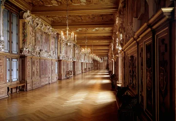 Arquitectura renascentista: vista da galeria de François I no castelo de Fontainebleau feita por Rosso Fiorentino (1495-1540) com a colaboração de Primaticcio (1504-1570) de 1523. Sena e Marne