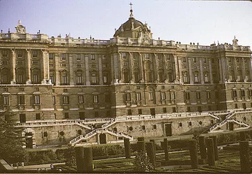 Vista da frente sul do Palácio Real, iniciada em 1738