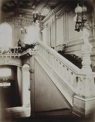 O Palácio Stroganov em São Petersburgo. A grande escadaria com vestíbulo inferior, década de 1860