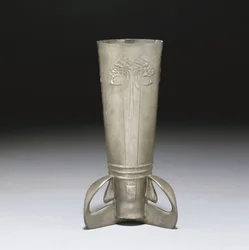 Um vaso de estanho Tudric