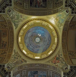 Vista interior da cúpula do Maderno com frescos