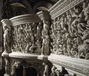 Detalhe da Cadeira realizada por Giovanni Pisano (1248-1314): o Cristo juiz entre os eleitos e os condenados (Detalhe dos relevos do púlpito de mármore, o Cristo entre eleitos e condenados) 1302-1311 Catedral de Pisa (Duomo di Pisa), Itália