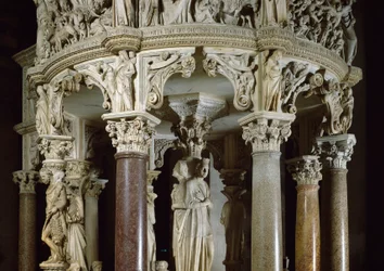 Virtudes teológicas e Hércules à esquerda Detalhe de grupos esculpidos que suportam o púlpito. Escultura em mármore de Giovanni Pisano (1248-1314). 1302-1311 Catedral de Pisa (Duomo di Santa Maria Assunta di Pisa), Itália