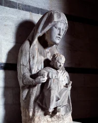 Virgem com criança ( Escultura em mármore